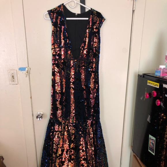 A prom dress - Picture 3 of 4